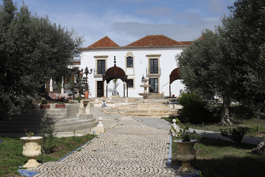 Capela das Artes Hotel, Alcantarilha entrance