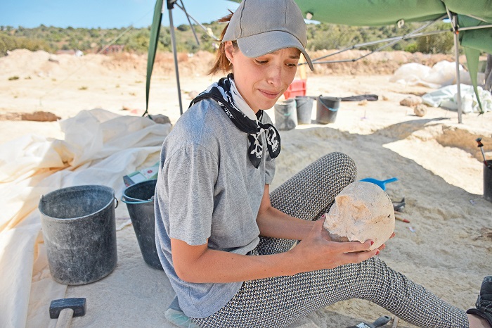 Pestana Arqueologia (by BFP) 741 - Anthropologist Eduarda Silva with a skull