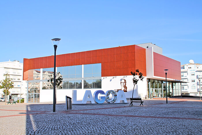 Lagoa is the “best municipality to live in Portugal”, according to a study - Lagoa Municipal Auditorium (by Filipe Lima)