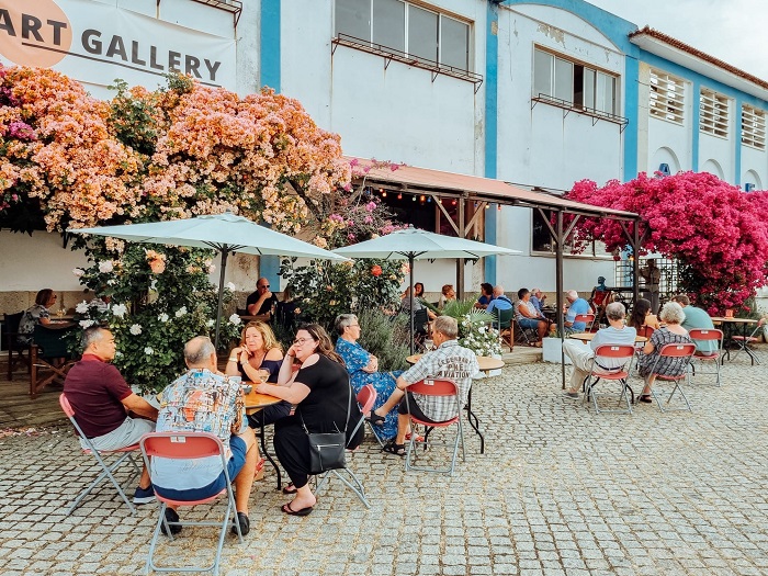 Lagoa Art Gallery “Lady in Red” - Adega Cooperativa Lagoa