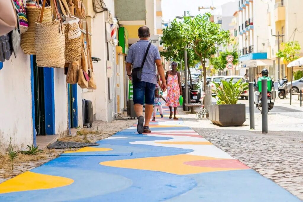 A renovada Rota Acessivel de Portimao na Rua Direita