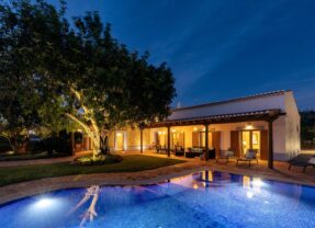 Monte Santo Estevão is a peaceful countryside getaway, offering a connection to nature and a glimpse into rural Algarve life