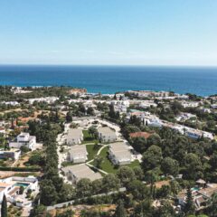 Step inside Primelife resort, nestled between Carvoeiro’s famous cliffs