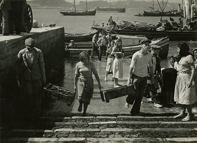 Mauricio Fresco – Fishermen unloading an enormous catch of sardines arriving in Lisbon every day, from the series Portugal Land of the Old and the New