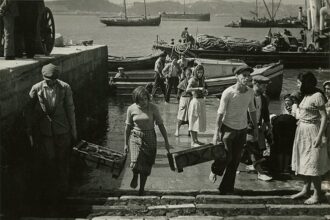 Mauricio Fresco – Fishermen unloading an enormous catch of sardines arriving in Lisbon every day, from the series Portugal Land of the Old and the New